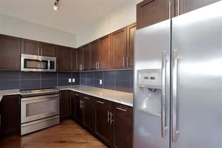2 Br Condo For Rent In Downtown W/ Undgr. Parking & In Suite Laundry! - Photo 2
