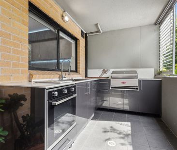 Deluxe apartment crafted to the highest standards - Photo 6