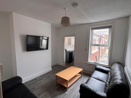 3 bedroom terraced house to rent - Photo 1