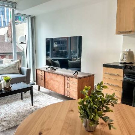 Spacious 2 Bed, 2 Bath in Queen West with Balcony and King Sized Prima - Photo 4