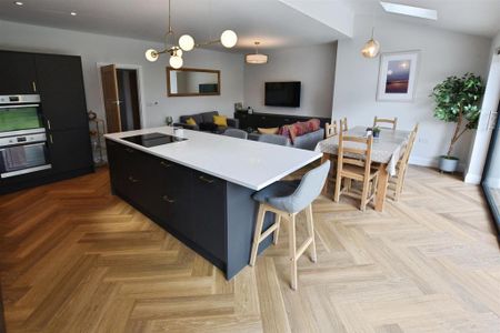 4 bedroom semi-detached house to rent - Photo 4