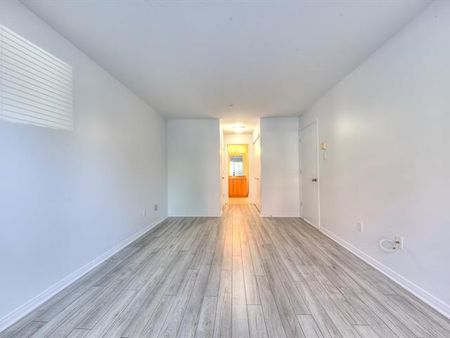 280 Boul. Hymus - Photo 2