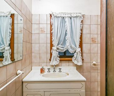 Spacious Family Home Close to West Lakes Shopping - Photo 5