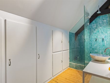 Instapklare en zeer centraal gelegen ruime herenwoning op 1498m2 met 5 SLK, garage & parktuin - Photo 4
