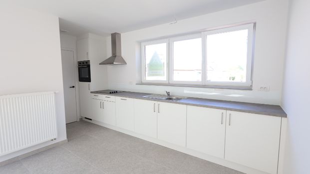 Ruime bel-etage woning met terras en garage in Ardooie - Photo 1