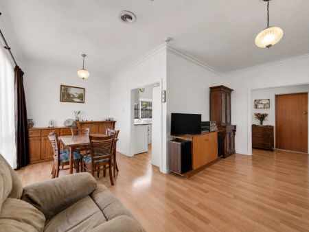 4 Bed, 2 baths, 2 living areas! - Photo 2