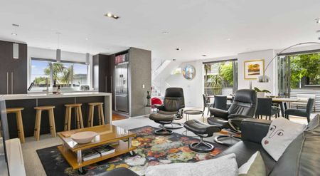 Executive-Styling, Easy Living! - Photo 3