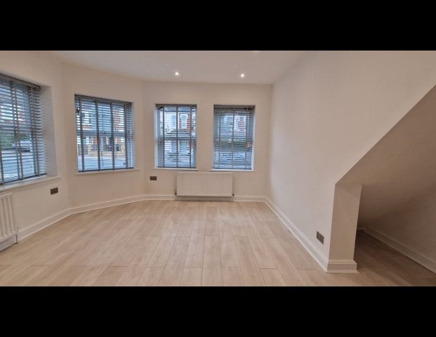 2 Bed Flat, Earlsfield Road, SW18 - Photo 1