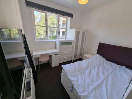 6 Bed Student Accommodation - Photo 4