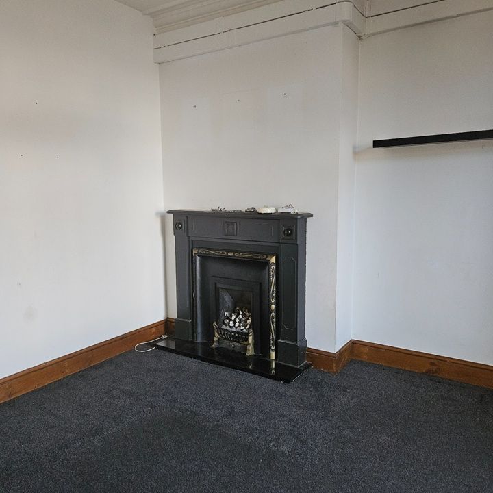 2 Bed Flat, Austhorpe Road, LS15 - Photo 1