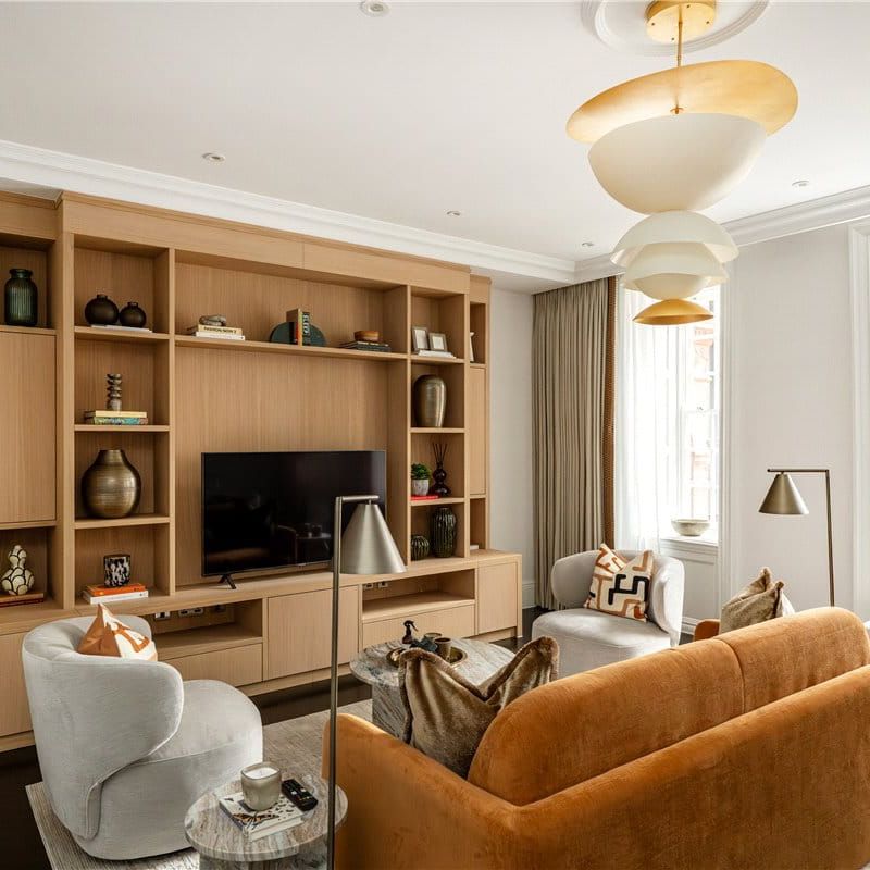 A superb three-bedroom, three-bathroom lateral apartment in a prestigious red brick building on Stratton Street, Mayfair. - Photo 1