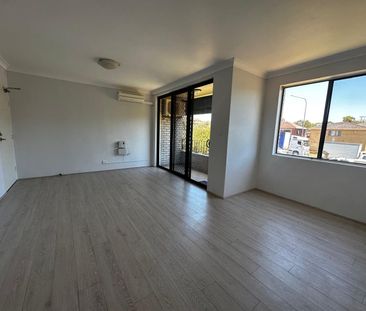 Immaculate first floor apartment - Photo 4