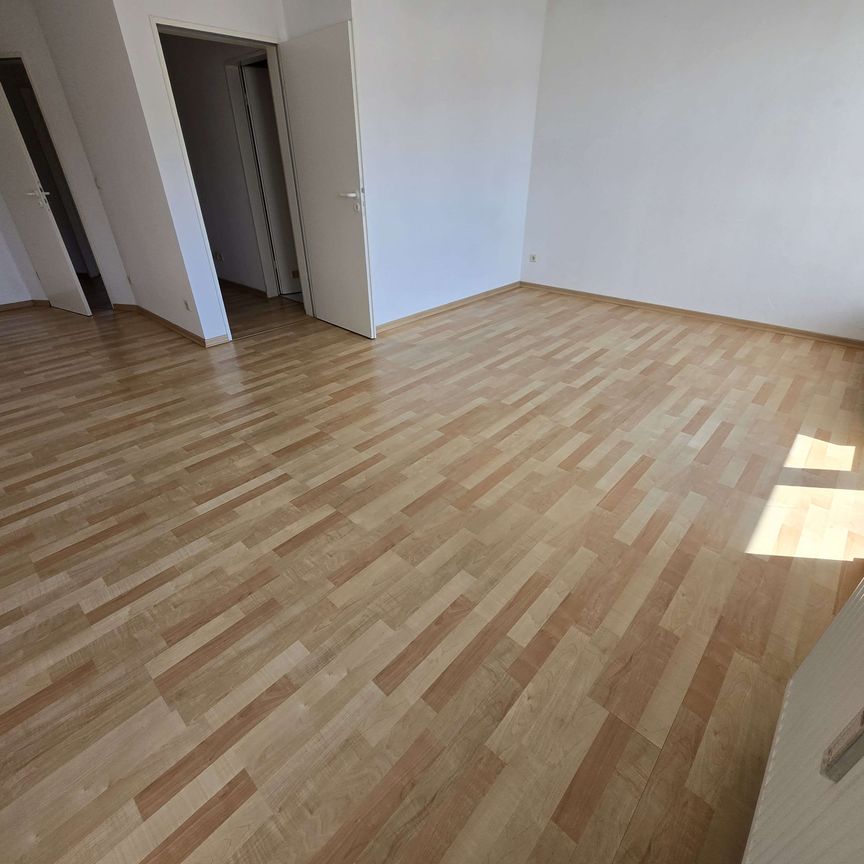 1. OG mit Balkon ! Lift / Laminat / TG Stellplatz u.v.m... - Foto 1