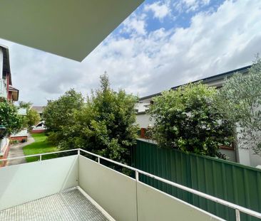 Lovely Three Bedroom Apartment, Conveniently Located! - Photo 5