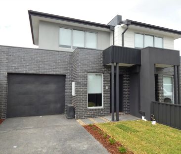 “Extravagant Sense of Space in the Ultimate Location!” - Photo 3