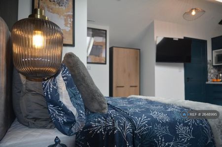 1 bedroom in a house share to rent - Photo 3