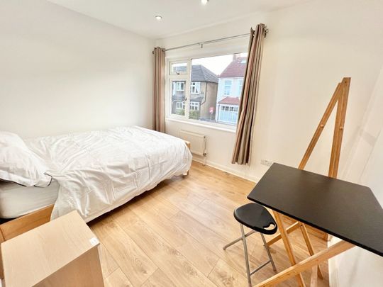 4 Bed Semi-Detached House, Tunstall Road, CR0 - Photo 1