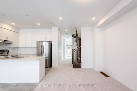 Townhouse For Lease | X8131328 - Photo 2