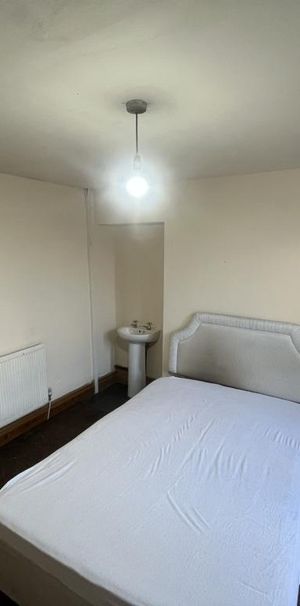 1 bedroom in a house share to rent - Photo 1