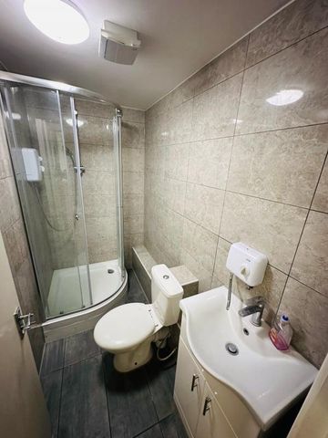 1 bedroom in a house share to rent - Photo 4