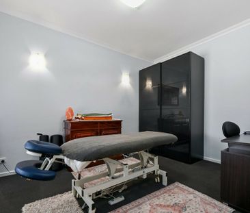 Charming 3- bedroom home - Photo 5