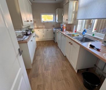 3 bedroom semi-detached house to rent - Photo 6