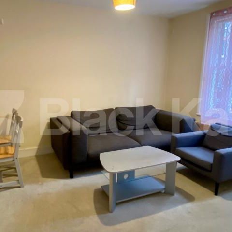 Georgian Townhouse, triplex, four double bedrooms, two bathrooms & Patio Garden - Photo 1