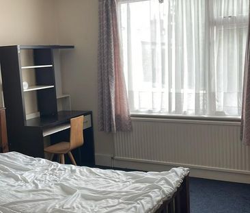 1 bedroom in a house share to rent - Photo 2