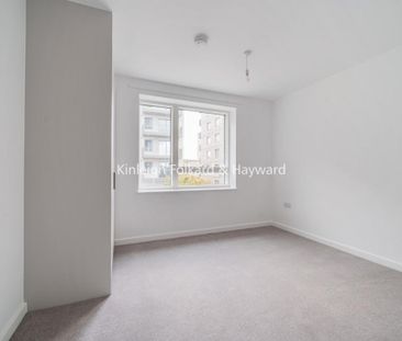 3 bedroom flat to rent - Photo 3