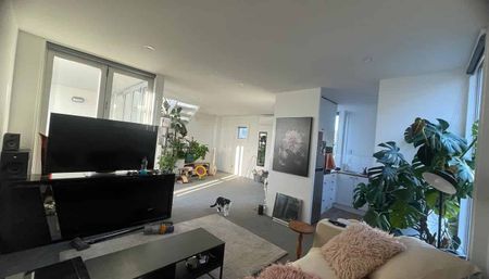 Location! 3 bed townhouse with double garage - Photo 5