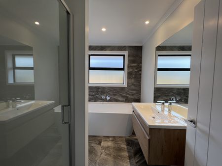 Near New Executive Home - Photo 3