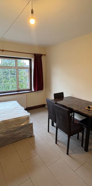 Uxbridge Road, Feltham, TW13 5EA - Photo 1