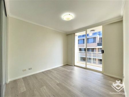 Spacious two bedroom apartment with floorboards throughout - Photo 5