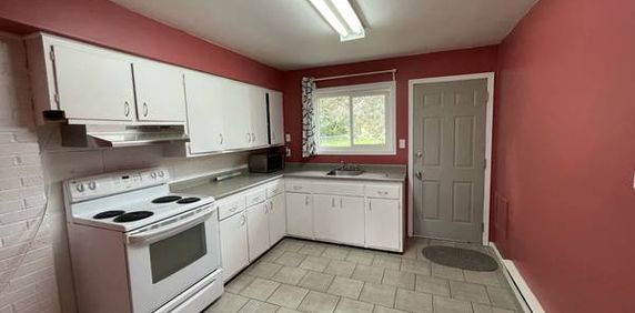 Cozy 3-Bedroom Suite Near UVic – $1850 + Utilities - Photo 2