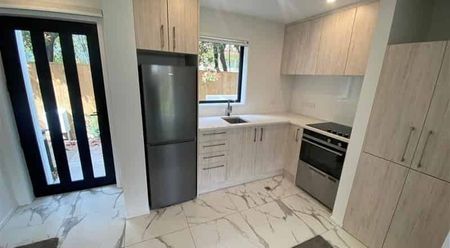 GORGEOUS ONE BEDROOM TOWNHOUSE IN SUPER LOCATION: - Photo 5