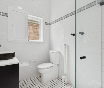 Renovated Beach Front One Bedroom Apartment with study/2nd bedroom - Photo 1