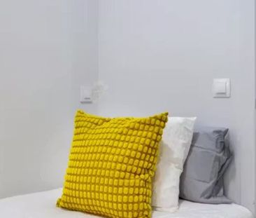 Calle de Santa Cruz de Marcenado, Madrid, Community of Madrid 28015 - Photo 2