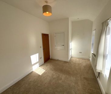 3 bedroom mid terrace to let - Photo 3