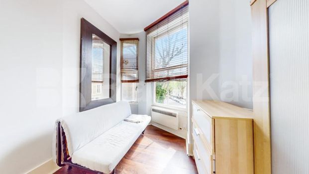 Beautiful studio set on a tree lined street mins to maida vale tube - Photo 1