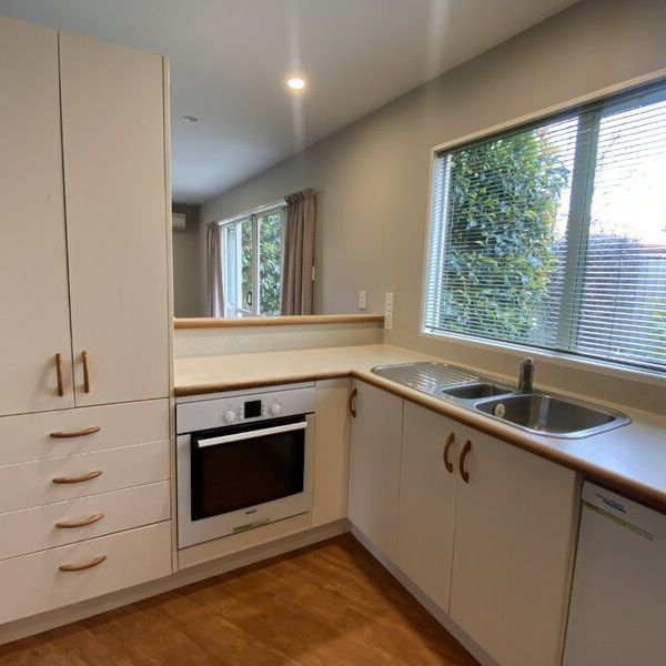 Gorgeous 3 Bedroom Townhouse! - Photo 1