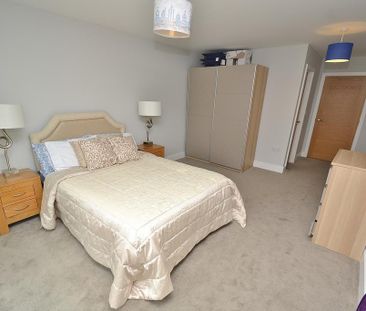 3 bedroom flat to rent - Photo 4