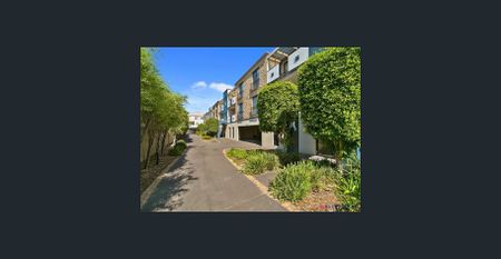 Spacious & Stylish 2-Bedroom Apartment in the Heart of Cowes - Photo 2