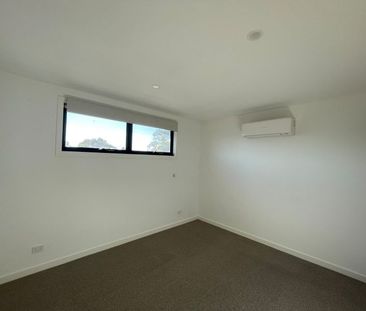 Elegant, Modern & Low Maintenance ! - Photo 5