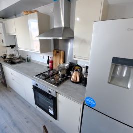 3 bedroom Flat in Brudenell Mount, Leeds - Photo 1