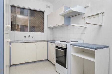 Well-Presented Two-Bedroom Apartment with Double Lock-Up Garage - Photo 2