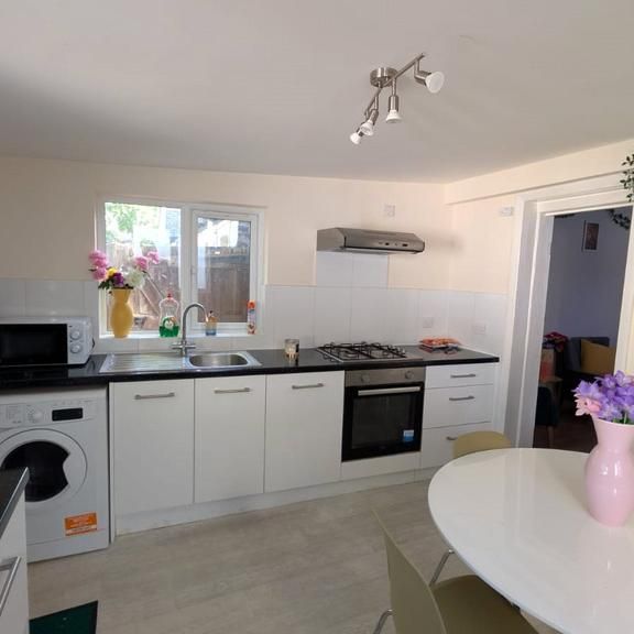 5 bedroom semi-detached house to rent - Photo 1