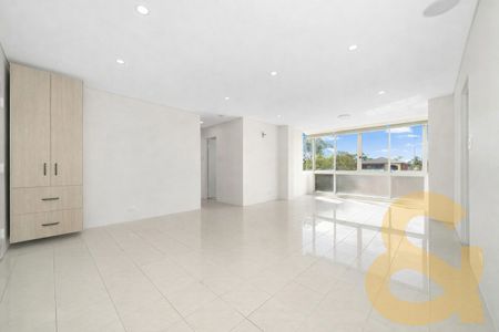 Modern & Well-Appointed Apartment in Prime Location - Photo 2