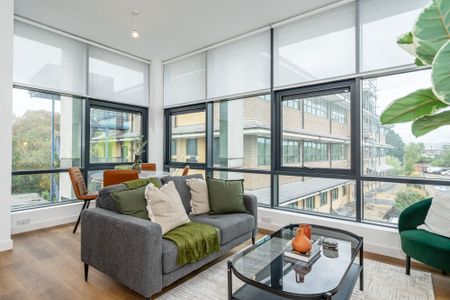 Lakeside Close, Staines Upon Thames - Photo 2