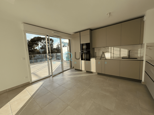 Location Appartement 3 pièces 77m² ANTIBES 06600 - Photo 1