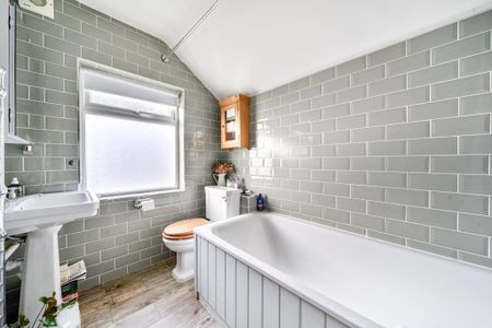 3 Bedroom House - Hyde Abbey Road, Hyde - Photo 4